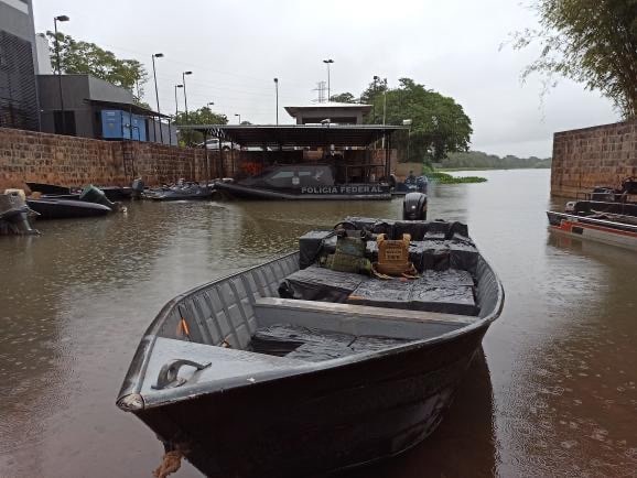 Guaíra - PF, Exército e TIGRE/PCPR prendem em flagrante dois indivíduos em embarcação tentando romper o bloqueio fluvial do Rio Paraná • Portal Guaíra
