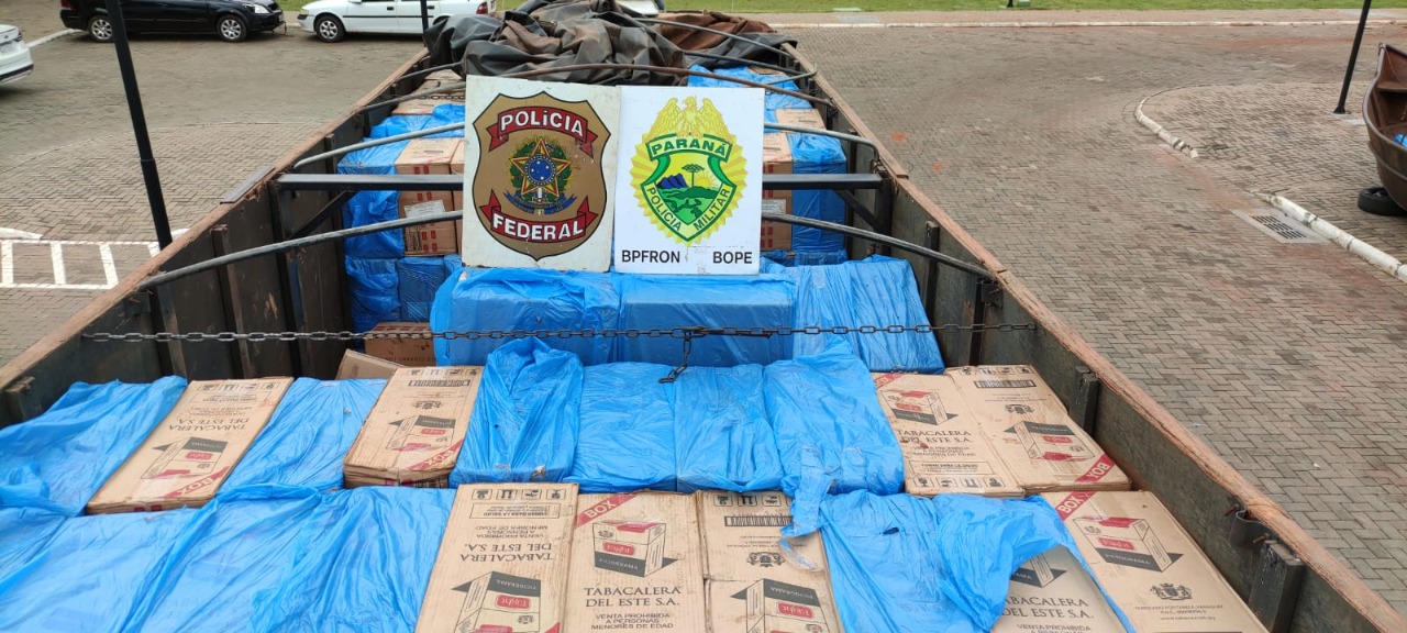 Guaíra - BPFron e Polícia Federal apreendem embarcação e caminhão carregados com cigarros contrabandeados • Portal Guaíra