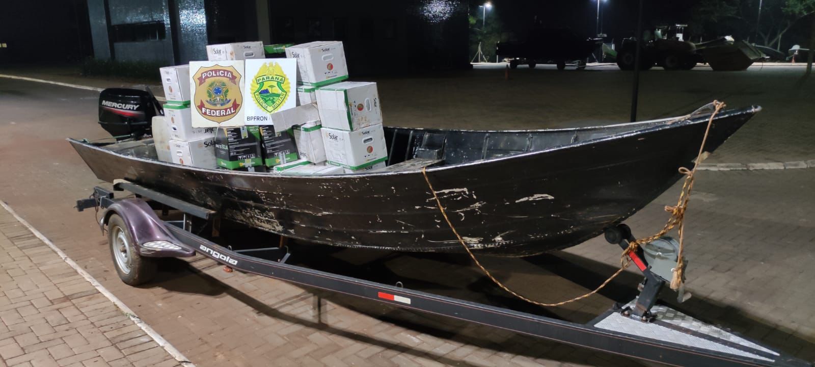 Guaíra - BPFron e Polícia Federal apreendem embarcação carregada com agrotóxicos contrabandeados • Portal Guaíra