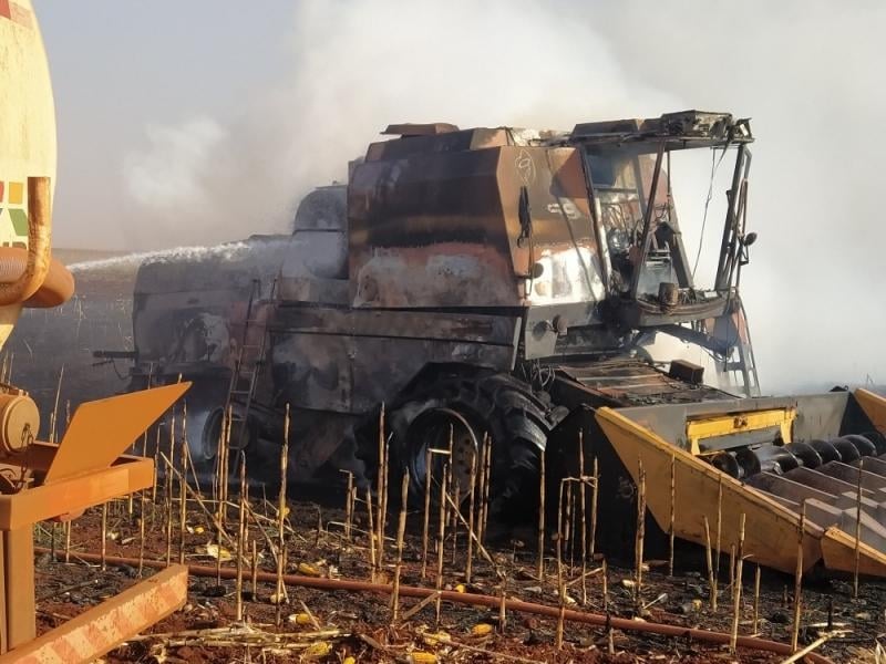 Mercedes - Colheitadeira é destruída por incêndio • Portal Guaíra
