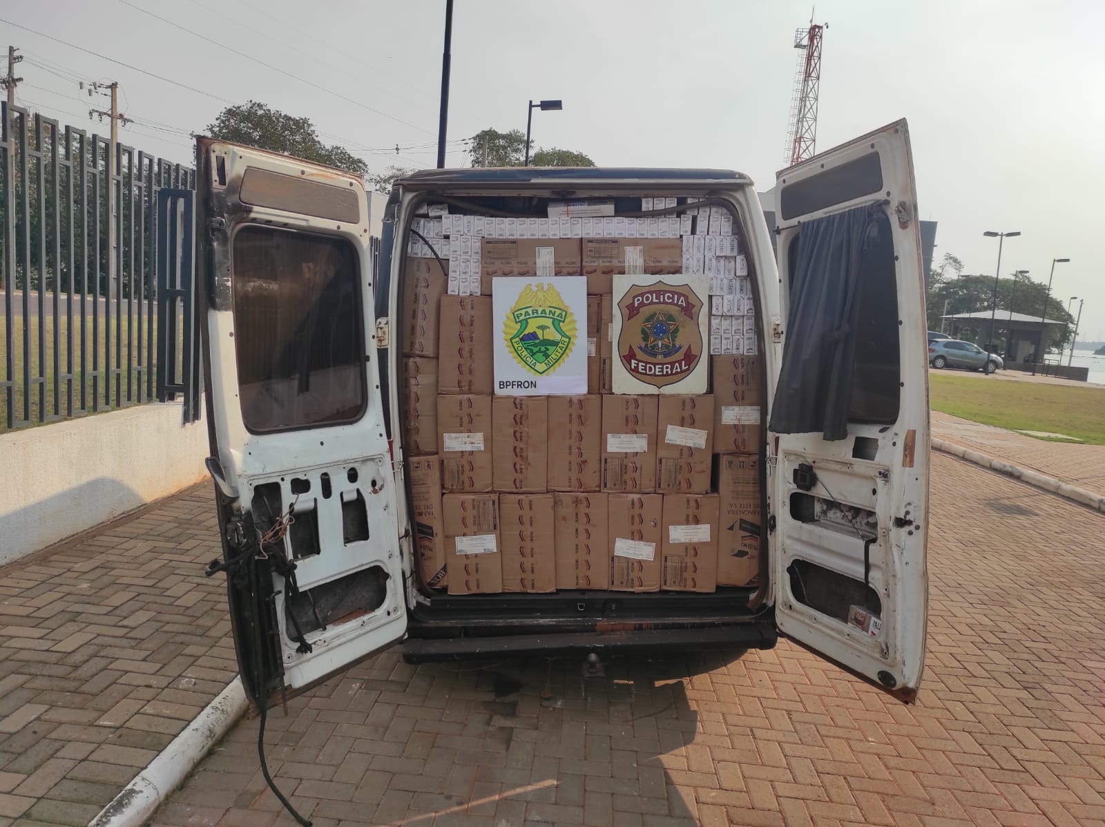 Terra Roxa - PF e BPFron apreendem veículos e cigarros contrabandeados do Paraguai • Portal Guaíra