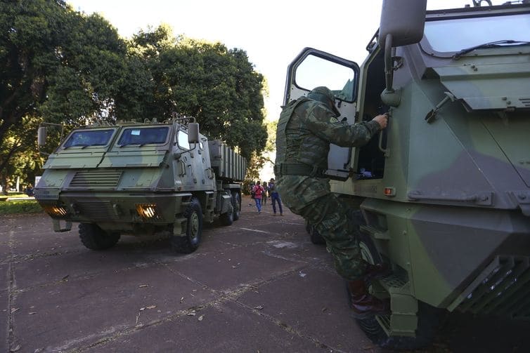 Brasília - Marinha faz desfile com carros blindados na Esplanada dos Ministérios • Portal Guaíra