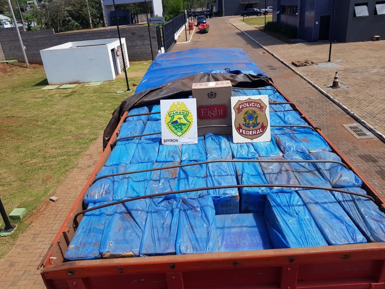 Terra Roxa - PF e BPFRON realizam apreensão de um caminhão carregado com cigarros • Portal Guaíra