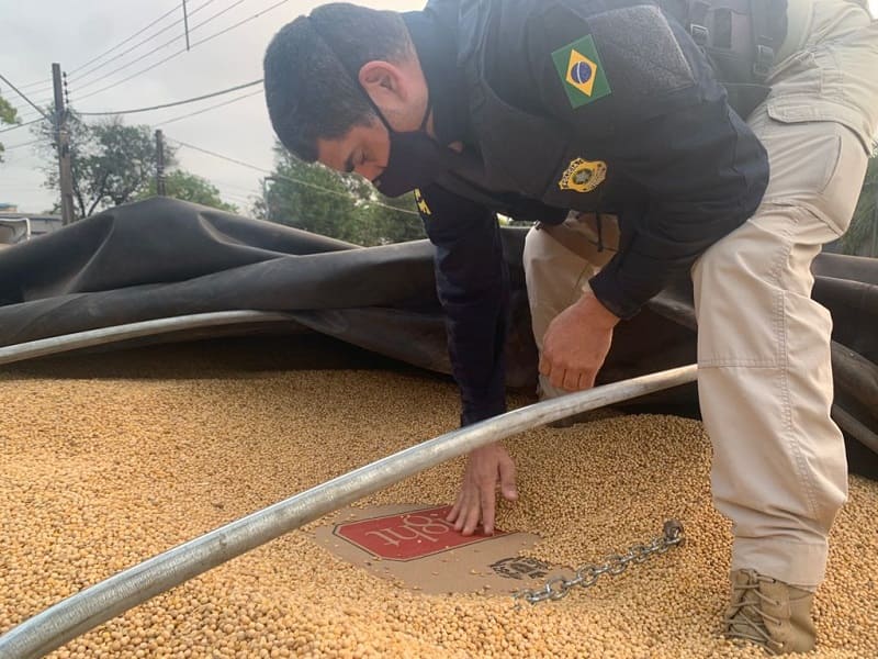 Guaíra - PRF apreende R$ 1,5 milhão em bitrem carregado de soja • Portal Guaíra