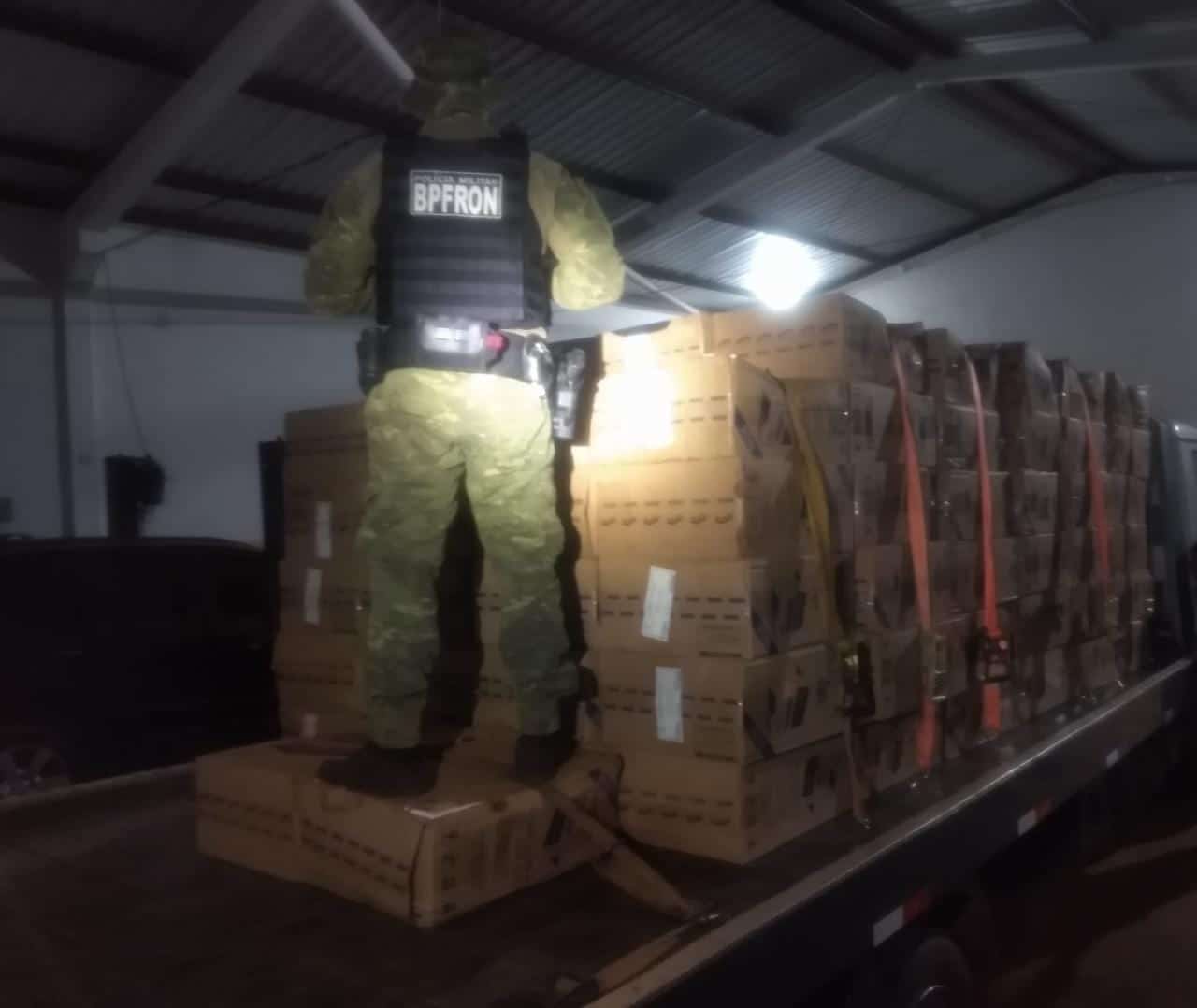 Guaíra - BPFron e Polícia Federal apreendem contrabando e veículo em depósito de contrabando • Portal Guaíra