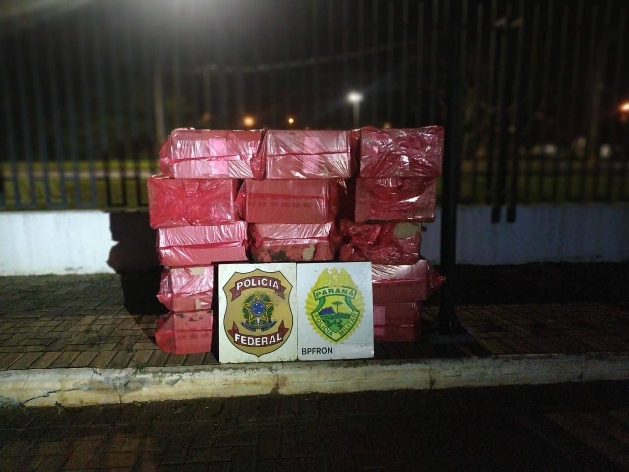 Guaíra - BPFron e Polícia Federal apreendem cigarros contrabandeados, carro e embarcação • Portal Guaíra