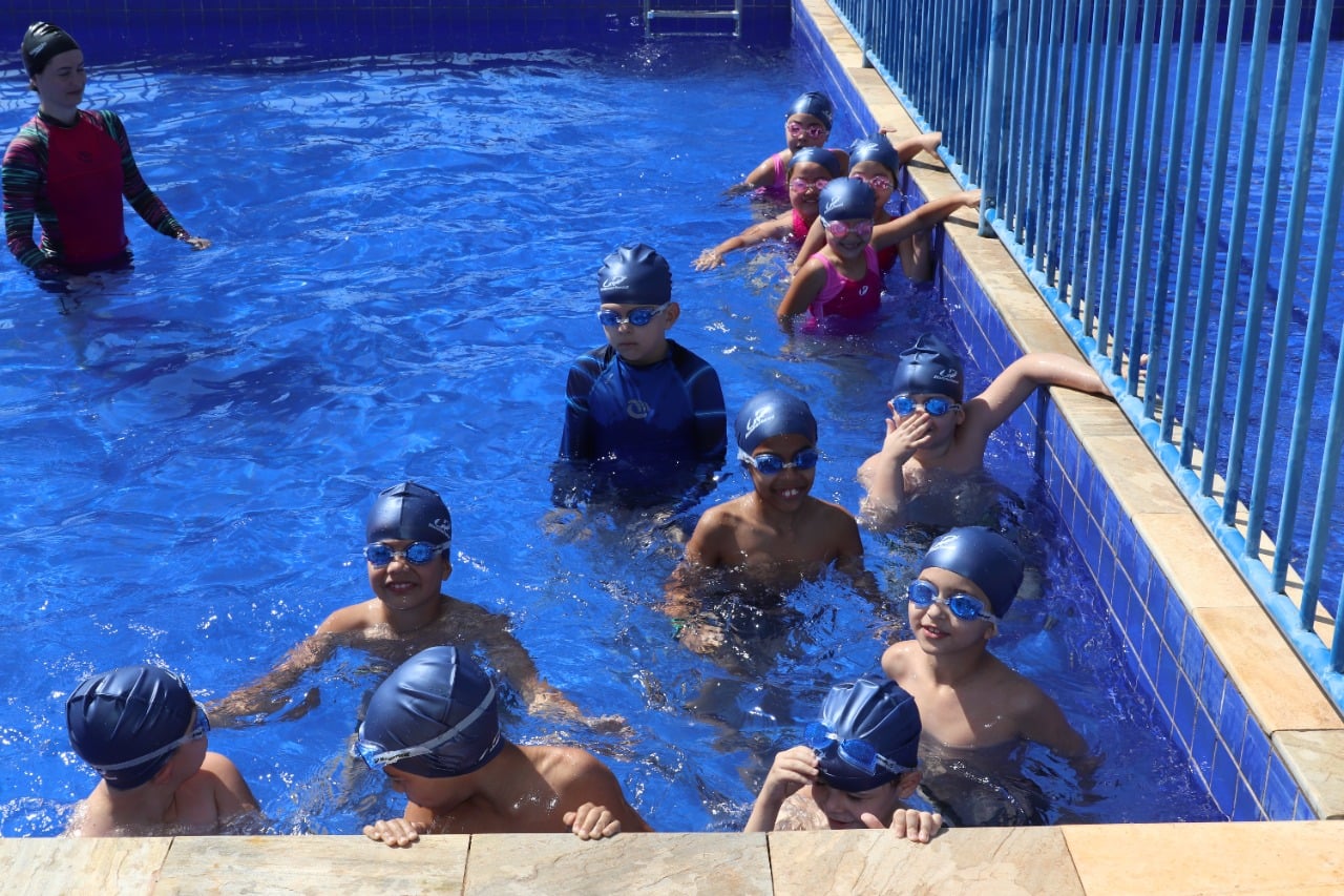 Guaíra - Primeira aula do projeto Nadando na Frente — Nadando Paraná é realizada • Portal Guaíra