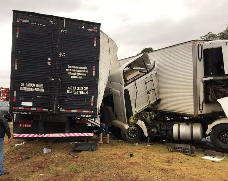 PR 486 - Colisão frontal entre dois caminhões deixa três feridos • Portal Guaíra