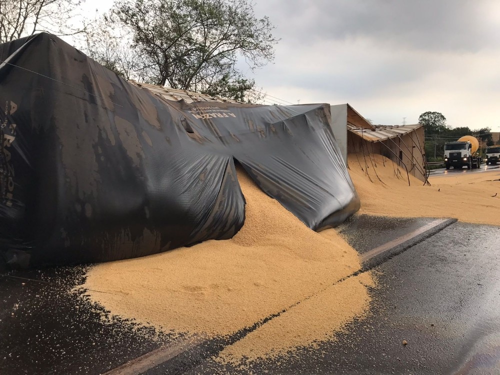 BR 163 - Bitrem carregado com farelo de soja tomba na rodovia em Marechal Rondon • Portal Guaíra