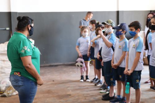 Guaíra - Escola Adventista visita a Associação de Catadores Guairenses • Portal Guaíra