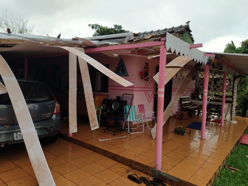 Mercedes - Vendaval assusta moradores e casa tem telhado arrancado • Portal Guaíra