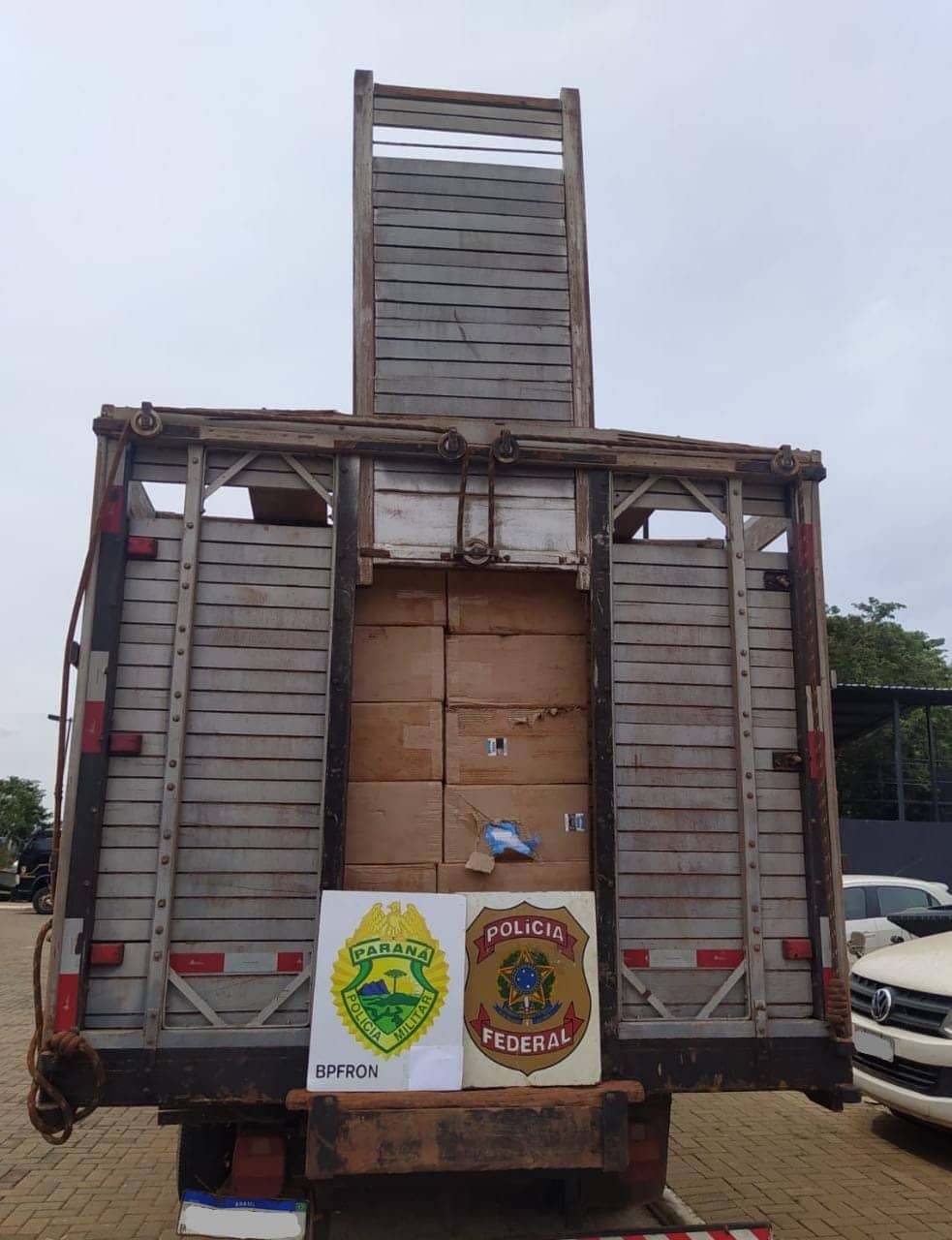 Mercedes - PF e BPFron apreendem caminhão carregado com cigarros contrabandeados • Portal Guaíra