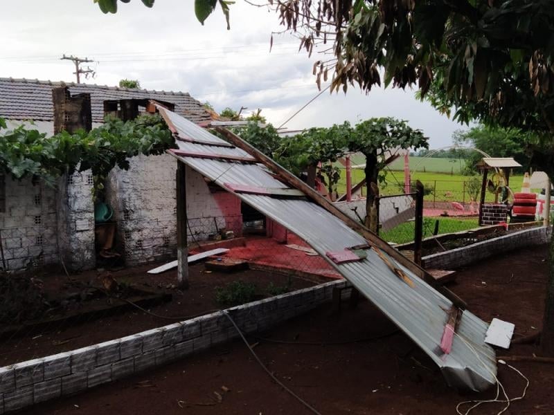 Mercedes - Vendaval assusta moradores e casa tem telhado arrancado • Portal Guaíra