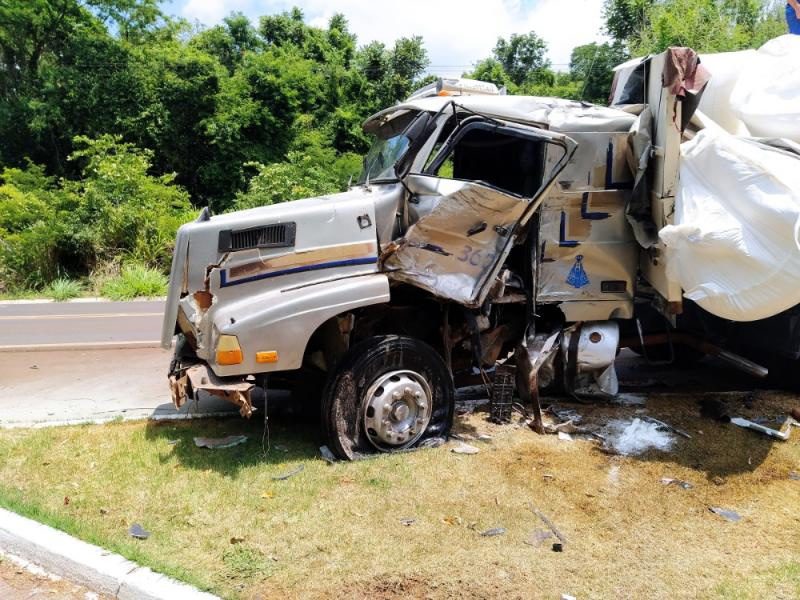 BR 163 - Carretas se envolvem em forte batida na rodovia em Mercedes • Portal Guaíra