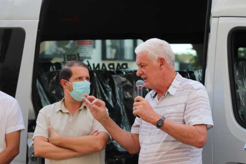 Guaíra - Van e equipamentos odontológicos são entregues à Secretaria de Saúde • Portal Guaíra