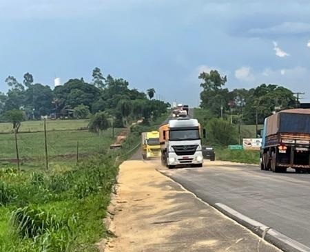 Guaíra - PRF detém motorista após carreta espalhar carga na rodovia BR 163 • Portal Guaíra
