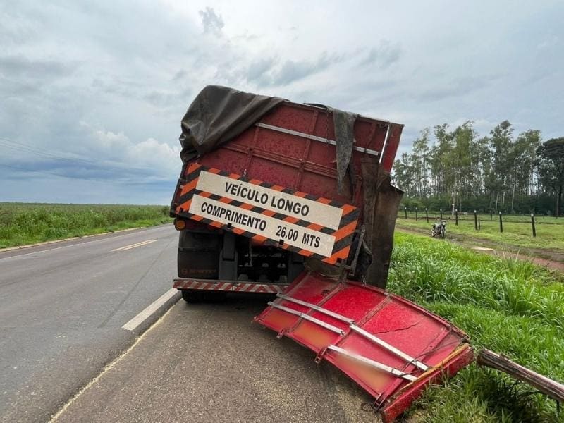 Guaíra - PRF detém motorista após carreta espalhar carga na rodovia BR 163 • Portal Guaíra