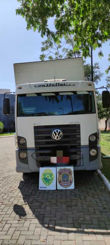 Palotina - Policiais realizam apreensão de um caminhão carregado com carga milionária de cigarros contrabandeados • Portal Guaíra