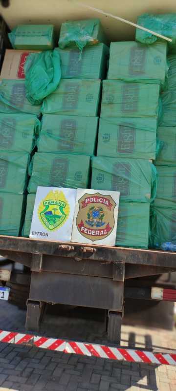Palotina - Policiais realizam apreensão de um caminhão carregado com carga milionária de cigarros contrabandeados • Portal Guaíra