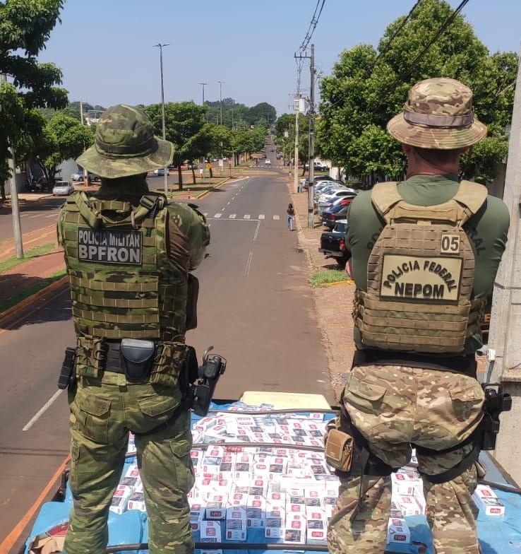 Guaíra - BPFron e Polícia Federal apreendem armas de fogo, droga, fardas camufladas e caminhão carregado com cigarros contrabandeados • Portal Guaíra