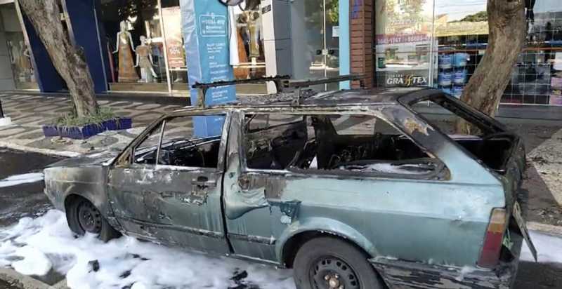 Guaíra - Veículo é destruído por fogo no centro da cidade • Portal Guaíra