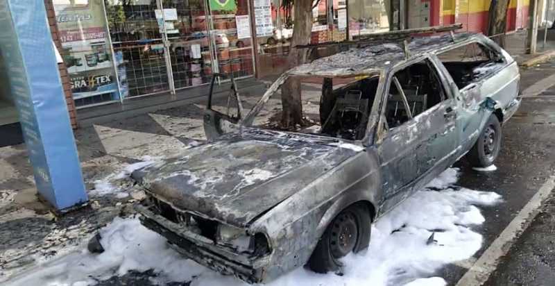 Guaíra - Veículo é destruído por fogo no centro da cidade • Portal Guaíra