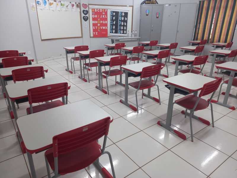 Guaíra - Educação investe em novas carteiras para as escolas • Portal Guaíra