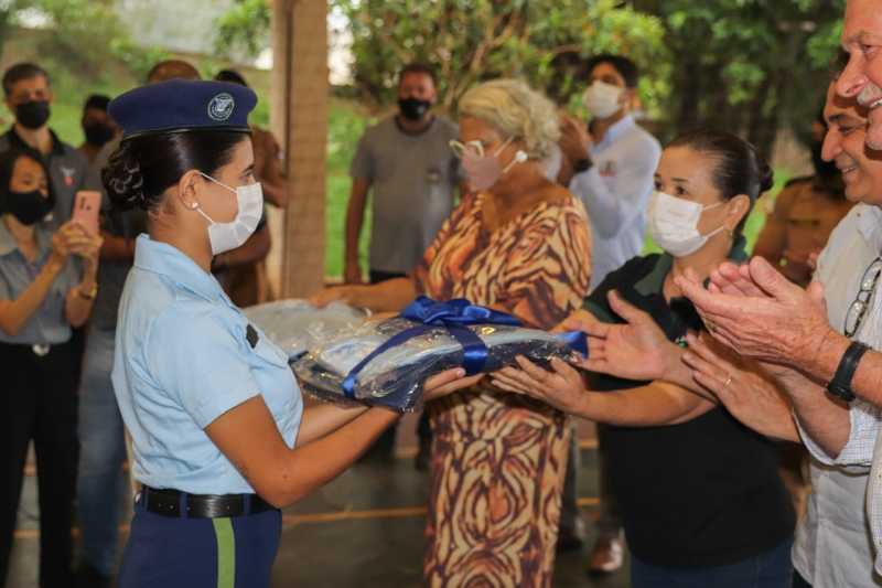 Guaíra - Executivo participa de entrega de uniformes às escolas cívico-militares • Portal Guaíra