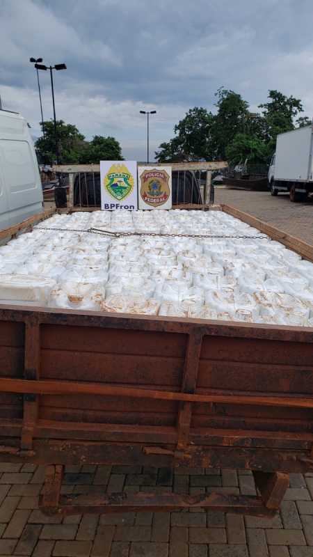 Terra Roxa - PF e BPFron apreendem caminhonete carregada com cerca de 2.400 litros de agrotóxicos contrabandeados do Paraguai 2 Terra Roxa - PF e BPFron apreendem caminhonete carregada com cerca de 2.400 litros de agrotóxicos contrabandeados do Paraguai • Portal Guaíra
