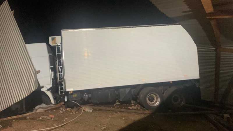 Mercedes - BPFron, PF e BOPE apreendem caminhão carregado com carga milionária de contrabando • Portal Guaíra