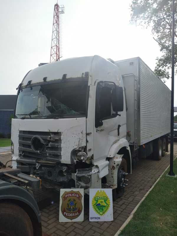 Mercedes - BPFron, PF e BOPE apreendem caminhão carregado com carga milionária de contrabando • Portal Guaíra