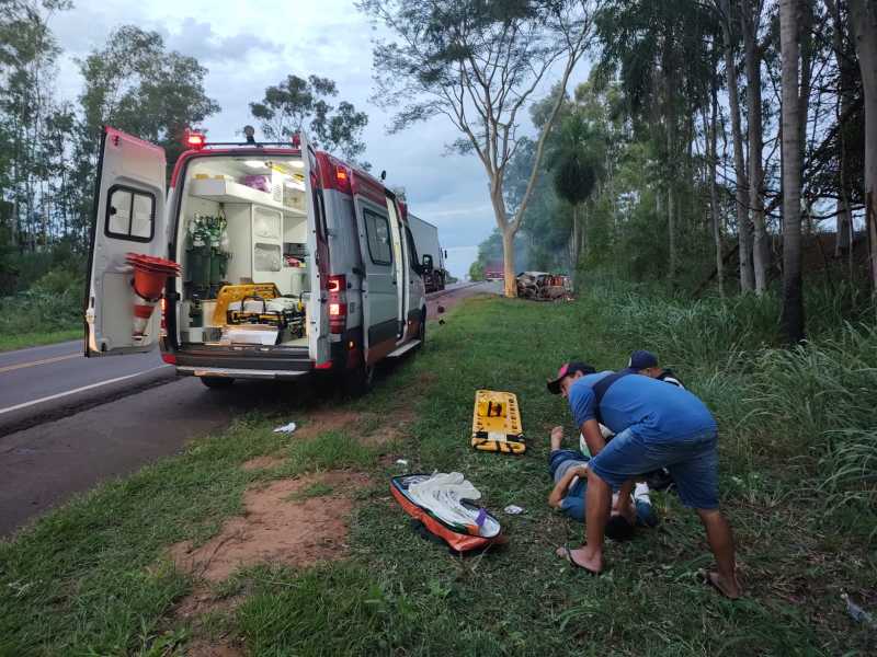 Região - Após acidente, veículo pega fogo na PR-486 e motorista fica em estado grave • Portal Guaíra