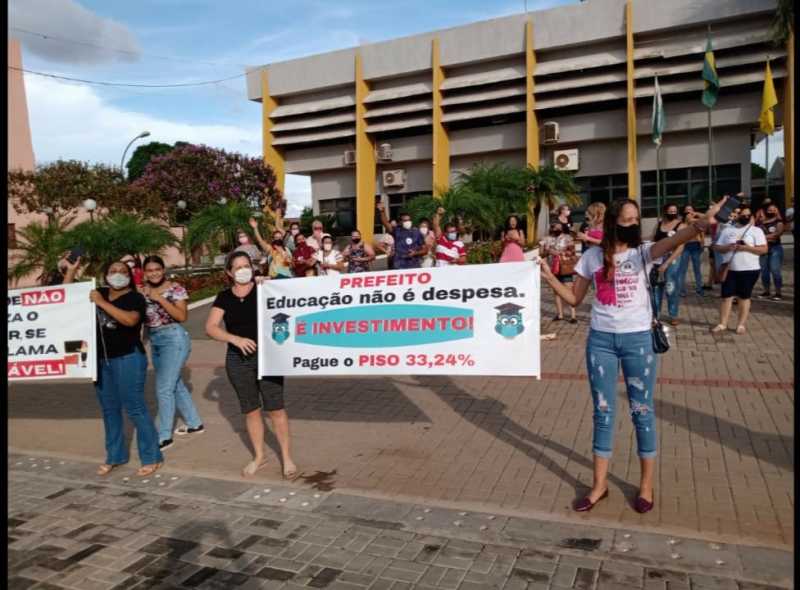 Terra Roxa – Professores realizam manifestação em frente a Prefeitura Municipal • Portal Guaíra
