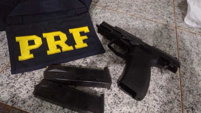 Paraná - PRF apreende maconha, arma de fogo, medicamentos, eletrônicos e cigarros e prende seis • Portal Guaíra
