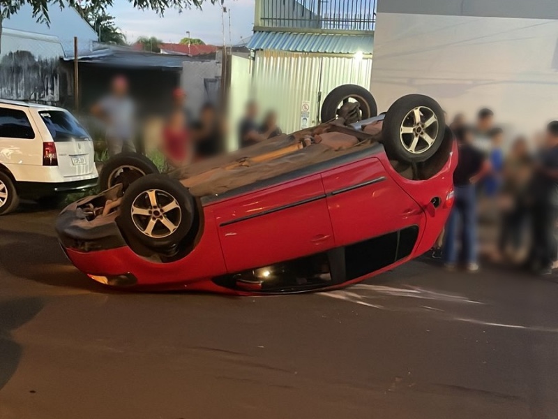 Guaíra - Carro capota após colisão em rotatória • Portal Guaíra
