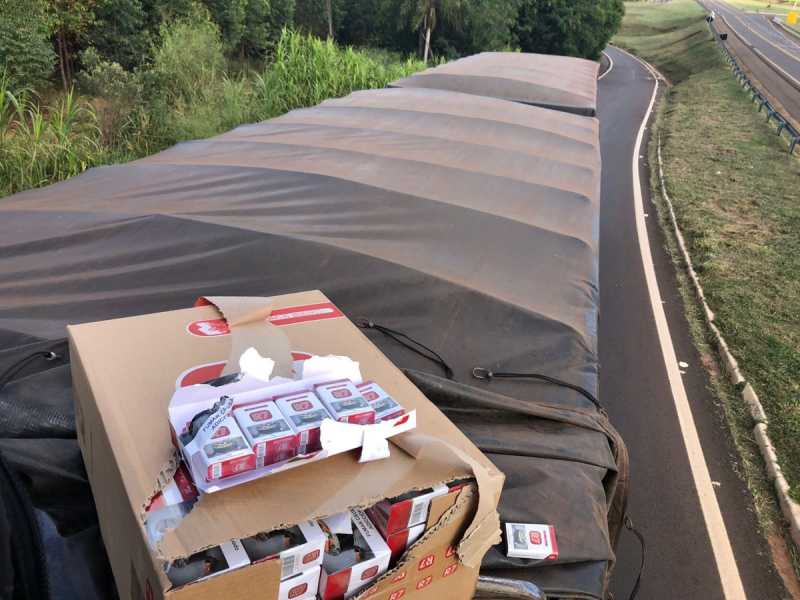 Umuarama - PF e Polícia Penal apreendem bitrem lotado de cigarros contrabandeados • Portal Guaíra