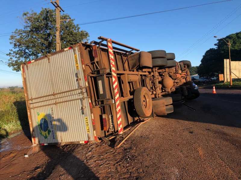 Marechal - Acidente entre carreta e caminhão baú é registrado na BR-163 • Portal Guaíra